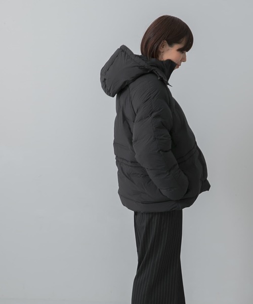 GANNI（ガニー）の「GANNI　SoftPufferShort Raglan JACKET（ダウンジャケット/コート・レディース・ブラック・36）」の3枚目の写真