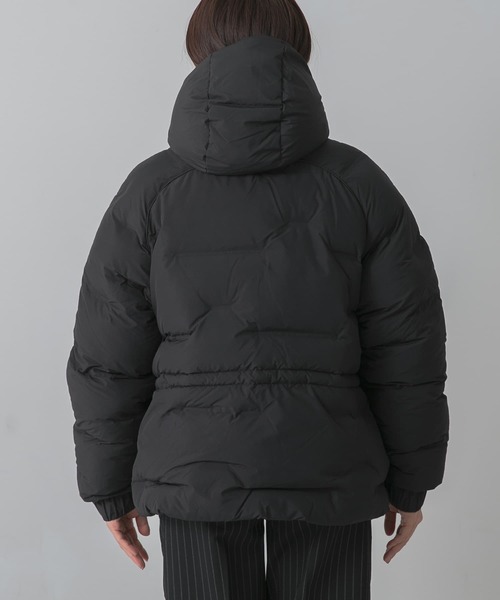 GANNI（ガニー）の「GANNI　SoftPufferShort Raglan JACKET（ダウンジャケット/コート・レディース・ブラック・36）」の7枚目の写真