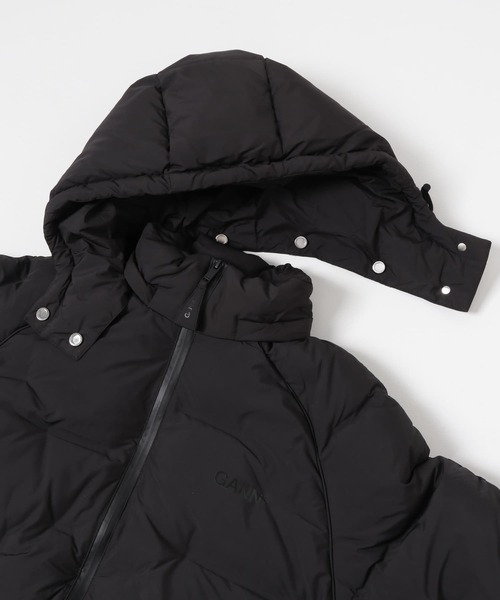 GANNI（ガニー）の「GANNI　SoftPufferShort Raglan JACKET（ダウンジャケット/コート・レディース・ブラック・36）」の9枚目の写真