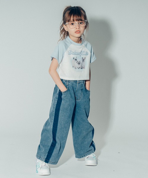 URBAN CHERRY（アーバンチェリー）の「サイドラインデニムストレートパンツ（デニムパンツ・キッズ・ブルー・130cm/120cm/100cm/110cm）」の2枚目の写真