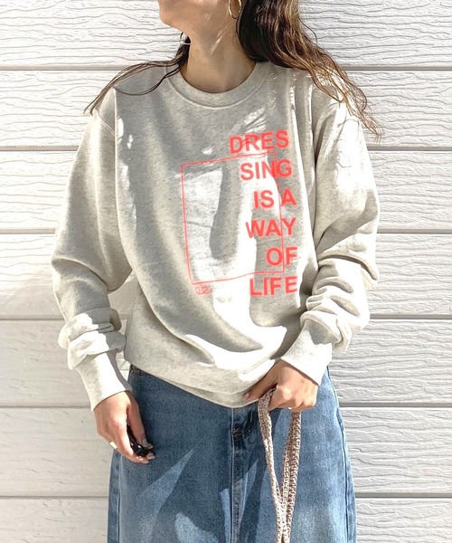 Q（キュー）の「スクエアロゴトレーナー（スウェット・レディース・オートミール/ライトグレー/ライトピンク・MEDIUM）」の3枚目の写真