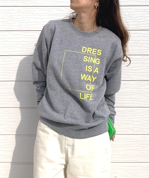 Q（キュー）の「スクエアロゴトレーナー（スウェット・レディース・オートミール/ライトグレー/ライトピンク・MEDIUM）」の2枚目の写真