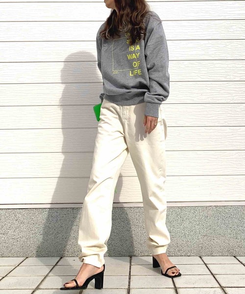 Q（キュー）の「スクエアロゴトレーナー（スウェット・レディース・オートミール/ライトグレー/ライトピンク・MEDIUM）」の13枚目の写真