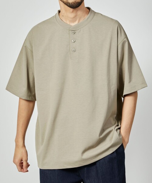 FREAK'S STORE（フリークスストア）の「【旧品番の為展開NG】FREAK’S STORE/フリークスストア AIRDRY 7.7オンス ビックシルエット ヘンリーネック Tシャツ/エアドライ/吸水速乾（Tシャツ/カットソー・メンズ・ホワイト/ブラック/グレイッシュベージュ/チャコール・SMALL/MEDIUM/LARGE）」の6枚目の写真