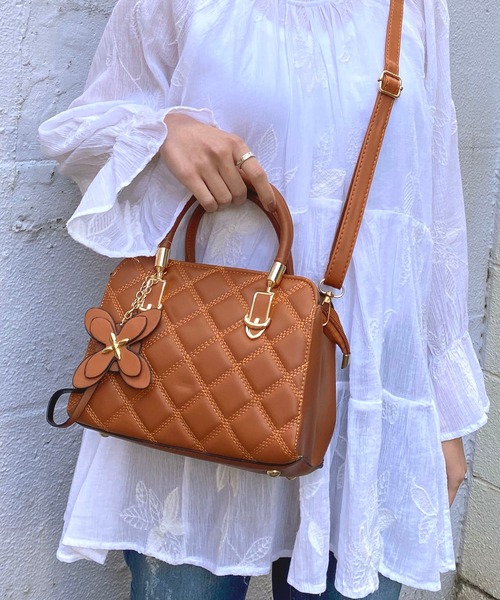 NANEA(ナネア)の「チャーム付きキルティングデザイン2ウェイバッグ(ショルダーバッグ・レディース・ピンク/レッド/ブラウン/イエロー/ブラック/ベージュ/グレー/グリーン・フリー)」の3枚目の写真