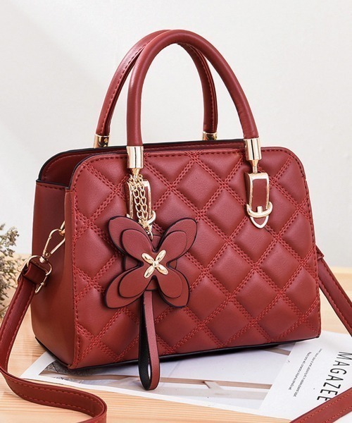 NANEA(ナネア)の「チャーム付きキルティングデザイン2ウェイバッグ(ショルダーバッグ・レディース・ピンク/レッド/ブラウン/イエロー/ブラック/ベージュ/グレー/グリーン・フリー)」の8枚目の写真