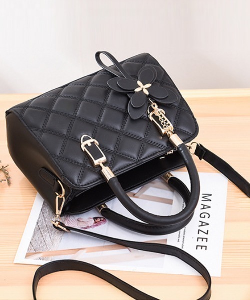 NANEA(ナネア)の「チャーム付きキルティングデザイン2ウェイバッグ(ショルダーバッグ・レディース・ピンク/レッド/ブラウン/イエロー/ブラック/ベージュ/グレー/グリーン・フリー)」の19枚目の写真