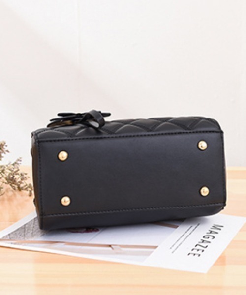 NANEA(ナネア)の「チャーム付きキルティングデザイン2ウェイバッグ(ショルダーバッグ・レディース・ピンク/レッド/ブラウン/イエロー/ブラック/ベージュ/グレー/グリーン・フリー)」の9枚目の写真