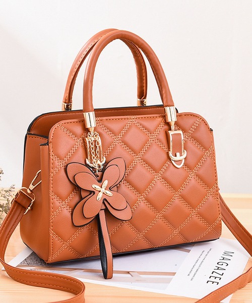 NANEA(ナネア)の「チャーム付きキルティングデザイン2ウェイバッグ(ショルダーバッグ・レディース・ピンク/レッド/ブラウン/イエロー/ブラック/ベージュ/グレー/グリーン・フリー)」の21枚目の写真