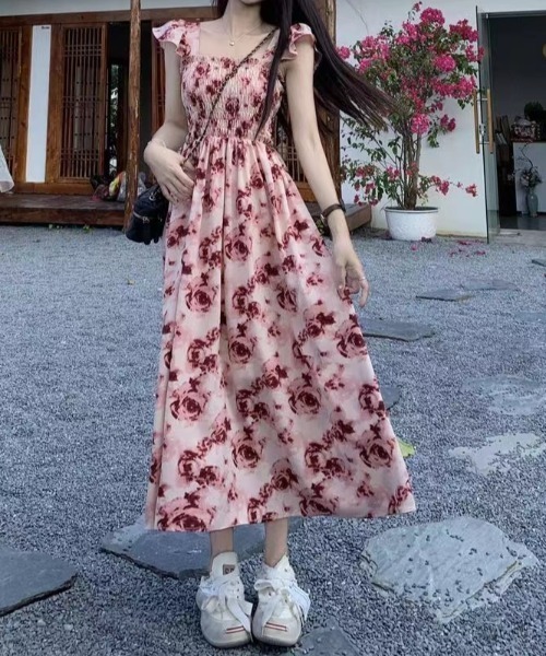 GEMEDA(ジェメダ)の「新色追加/花柄 シャーリングワンピース(ワンピース・レディース・レッド/オフホワイト/ブラック系その他/パープル/ブラック・M)」の5枚目の写真