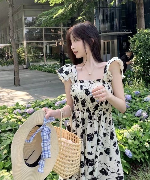 GEMEDA(ジェメダ)の「新色追加/花柄 シャーリングワンピース(ワンピース・レディース・レッド/オフホワイト/ブラック系その他/パープル/ブラック・M)」の21枚目の写真