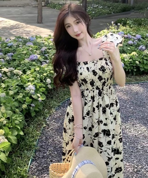 GEMEDA(ジェメダ)の「新色追加/花柄 シャーリングワンピース(ワンピース・レディース・レッド/オフホワイト/ブラック系その他/パープル/ブラック・M)」の16枚目の写真