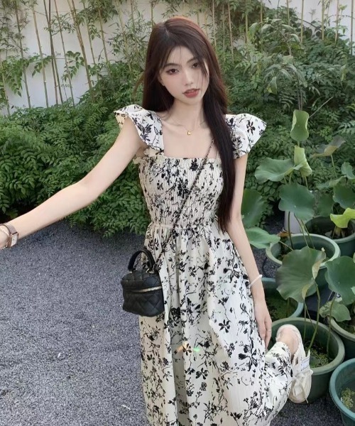 GEMEDA(ジェメダ)の「新色追加/花柄 シャーリングワンピース(ワンピース・レディース・レッド/オフホワイト/ブラック系その他/パープル/ブラック・M)」の12枚目の写真