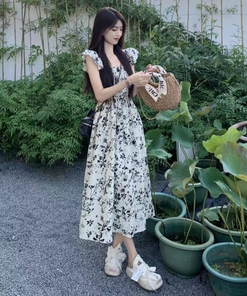 GEMEDA(ジェメダ)の「新色追加/花柄 シャーリングワンピース(ワンピース・レディース・レッド/オフホワイト/ブラック系その他/パープル/ブラック・M)」の20枚目の写真