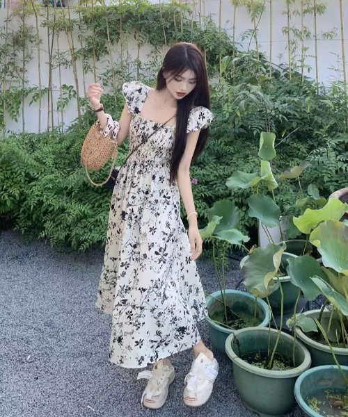 GEMEDA(ジェメダ)の「新色追加/花柄 シャーリングワンピース(ワンピース・レディース・レッド/オフホワイト/ブラック系その他/パープル/ブラック・M)」の19枚目の写真