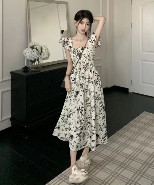 GEMEDA(ジェメダ)の「新色追加/花柄 シャーリングワンピース(ワンピース・レディース・レッド/オフホワイト/ブラック系その他/パープル/ブラック・M)」の15枚目の写真