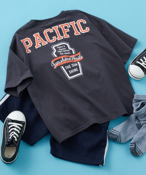 SHISKY（シスキー）の「SHISKY / シスキー カレッジロゴ フロント/バックプリント オーバーサイズ 半袖Tシャツ キッズ（Tシャツ/カットソー・キッズ・ネイビー/ベージュ系/グリーン系/ホワイト系1/ホワイト系2/グレー系/グレー系2/オフホワイト/サックスブルー/オレンジ/ミント/杢グレー/チャコール/ホワイト系/ダークグリーン/ベージュ・140/130/120/160/150/110）」の9枚目の写真