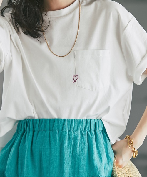 La boutique BonBon（ラブティックボンボン）の「ハート刺繍Tシャツ（Tシャツ/カットソー・レディース・ピンク/ホワイト/チャコールグレー/オフホワイト・FREE）」の2枚目の写真