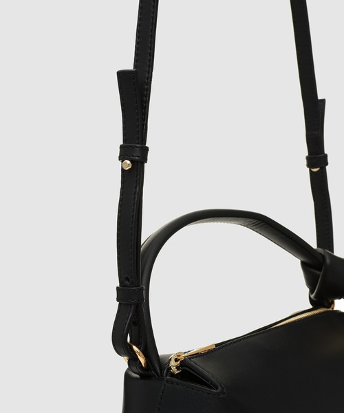 JW Anderson（ジェイダブリューアンダーソン）の「バッグ（ショルダーバッグ・レディース・ブラック・ONE SIZE）」の3枚目の写真