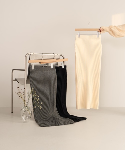 hinari（ヒナリ）の「Iラインシルエットニットスカート（スカート・レディース・チャコールグレー/ブラック/アイボリー・SMALL/X-SMALL/FREE）」の4枚目の写真