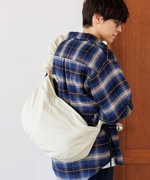 LAKOLE(ラコレ)の「ハーフムーンギャザーショルダーバッグ / 145305(ショルダーバッグ・メンズ・オフホワイト/グレー/ブラック・FREE)」の2枚目の写真