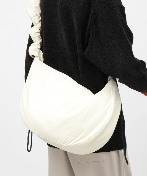 LAKOLE(ラコレ)の「ハーフムーンギャザーショルダーバッグ / 145305(ショルダーバッグ・メンズ・オフホワイト/グレー/ブラック・FREE)」の14枚目の写真