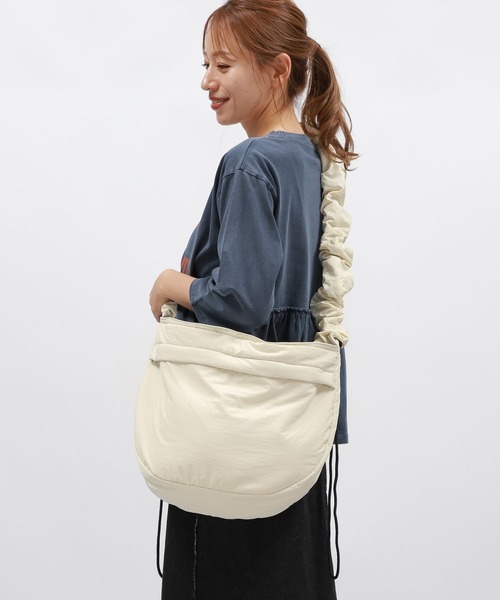 LAKOLE(ラコレ)の「ハーフムーンギャザーショルダーバッグ / 145305(ショルダーバッグ・メンズ・オフホワイト/グレー/ブラック・FREE)」の15枚目の写真