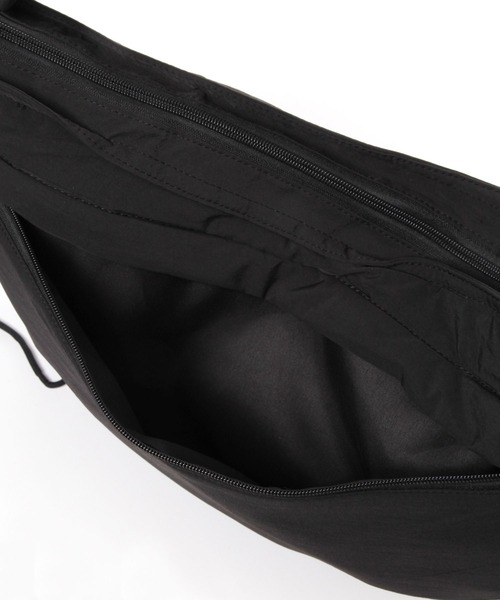 LAKOLE(ラコレ)の「ハーフムーンギャザーショルダーバッグ / 145305(ショルダーバッグ・メンズ・オフホワイト/グレー/ブラック・FREE)」の4枚目の写真