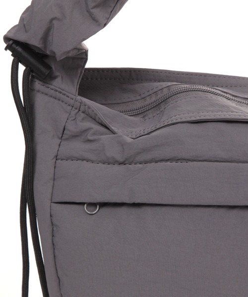 LAKOLE(ラコレ)の「ハーフムーンギャザーショルダーバッグ / 145305(ショルダーバッグ・メンズ・オフホワイト/グレー/ブラック・FREE)」の11枚目の写真
