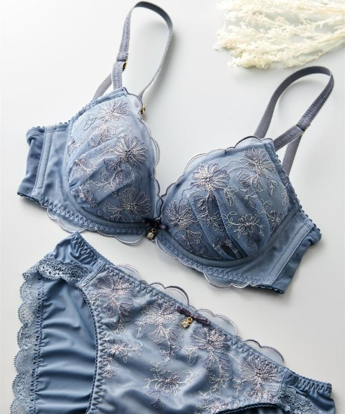 tutuanna（チュチュアンナ）の「[運命のブラ]ふっくらバストメイクブラ＆ショーツセットエスティヴォントミューズ（ブラ&ショーツ・レディース・ライトグレー/グリーン系その他3/ダークブルー/ピンク/ローズ/ブラック/オフホワイト/ラベンダー/ブラウン系その他・E65/D80/A70/A65/E80/E75/E70/D75/D70/D65/C80/C75/C70/C65/B75/B70/B65/A75）」の6枚目の写真