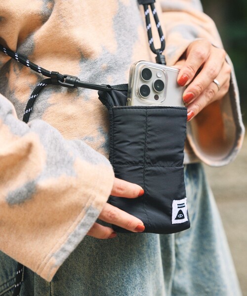 POLeR（ポーラー）の「POLeR × FREAK'S STORE/ポーラー × フリークスストア 別注 NYLON PHONE BAG ナイロン フォーンバッグ（ショルダーバッグ・メンズ・グレー/ブラック・ONE SIZE）」の2枚目の写真