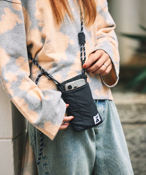 POLeR（ポーラー）の「POLeR × FREAK'S STORE/ポーラー × フリークスストア 別注 NYLON PHONE BAG ナイロン フォーンバッグ（ショルダーバッグ・メンズ・グレー/ブラック・ONE SIZE）」の10枚目の写真