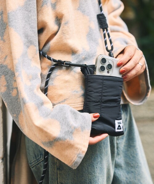 POLeR（ポーラー）の「POLeR × FREAK'S STORE/ポーラー × フリークスストア 別注 NYLON PHONE BAG ナイロン フォーンバッグ（ショルダーバッグ・メンズ・グレー/ブラック・ONE SIZE）」の11枚目の写真