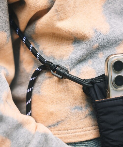 POLeR（ポーラー）の「POLeR × FREAK'S STORE/ポーラー × フリークスストア 別注 NYLON PHONE BAG ナイロン フォーンバッグ（ショルダーバッグ・メンズ・グレー/ブラック・ONE SIZE）」の12枚目の写真