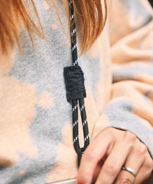 POLeR（ポーラー）の「POLeR × FREAK'S STORE/ポーラー × フリークスストア 別注 NYLON PHONE BAG ナイロン フォーンバッグ（ショルダーバッグ・メンズ・グレー/ブラック・ONE SIZE）」の13枚目の写真