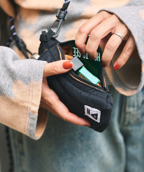 POLeR（ポーラー）の「POLeR × FREAK'S STORE/ポーラー × フリークスストア 別注 NYLON PHONE BAG ナイロン フォーンバッグ（ショルダーバッグ・メンズ・グレー/ブラック・ONE SIZE）」の14枚目の写真