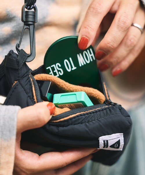 POLeR（ポーラー）の「POLeR × FREAK'S STORE/ポーラー × フリークスストア 別注 NYLON PHONE BAG ナイロン フォーンバッグ（ショルダーバッグ・メンズ・グレー/ブラック・ONE SIZE）」の15枚目の写真