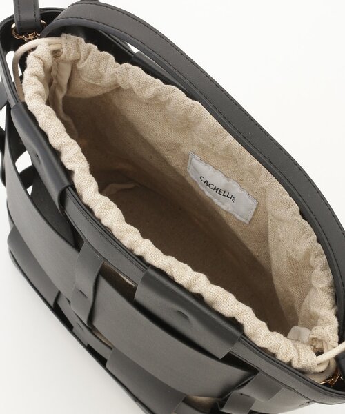 &Bridge(アンドブリッジ)の「cachellier(カシェリエ) 巾着付きショルダーバッグ(ショルダーバッグ・レディース・ブラック・99)」の4枚目の写真