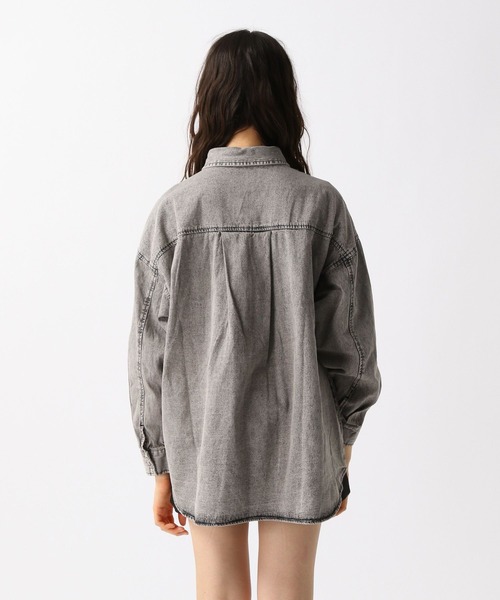 FOREVER 21（フォーエバー トゥエンティーワン）の「【2025SS】ビッグオーバーダイデニムシャツ（シャツ/ブラウス・レディース・ブルー/グレー・FREE）」の3枚目の写真