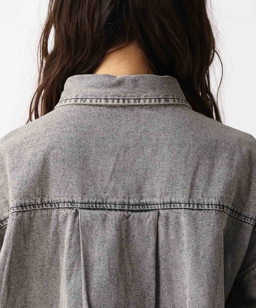 FOREVER 21（フォーエバー トゥエンティーワン）の「【2025SS】ビッグオーバーダイデニムシャツ（シャツ/ブラウス・レディース・ブルー/グレー・FREE）」の4枚目の写真