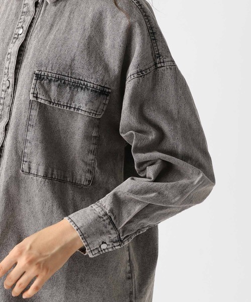 FOREVER 21（フォーエバー トゥエンティーワン）の「【2025SS】ビッグオーバーダイデニムシャツ（シャツ/ブラウス・レディース・ブルー/グレー・FREE）」の6枚目の写真