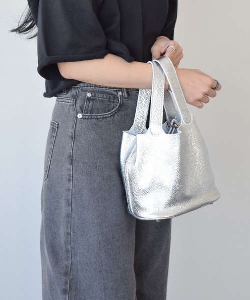 andrea cardone(アンドレアカルドネ)の「【ANDREA CARDONE】メタリックレザーバケットバッグ(Q56513)(ハンドバッグ・レディース・シルバー/ゴールド・ALL)」の1枚目の写真