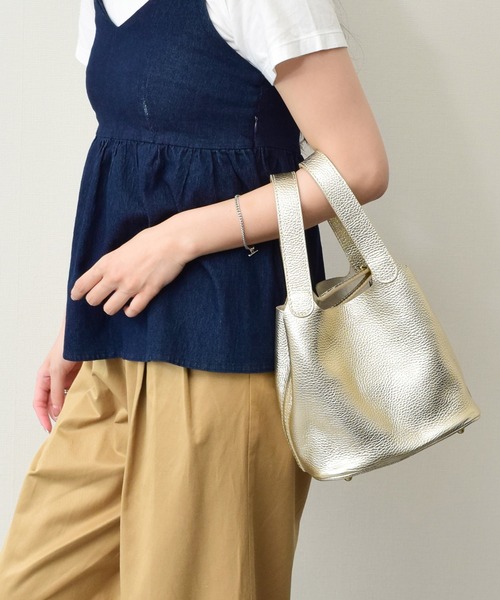 andrea cardone(アンドレアカルドネ)の「【ANDREA CARDONE】メタリックレザーバケットバッグ(Q56513)(ハンドバッグ・レディース・シルバー/ゴールド・ALL)」の2枚目の写真