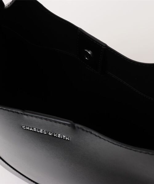 CHARLES & KEITH(チャールズ & キース)の「Sigrid シグリッド ホーボーバッグ(ショルダーバッグ・レディース・クリーム/ダークパープル/スミクロ・L)」の14枚目の写真