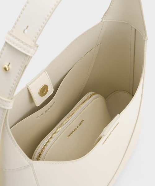 CHARLES & KEITH(チャールズ & キース)の「Sigrid シグリッド ホーボーバッグ(ショルダーバッグ・レディース・クリーム/ダークパープル/スミクロ・L)」の4枚目の写真