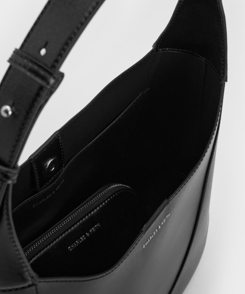 CHARLES & KEITH(チャールズ & キース)の「Sigrid シグリッド ホーボーバッグ(ショルダーバッグ・レディース・クリーム/ダークパープル/スミクロ・L)」の16枚目の写真
