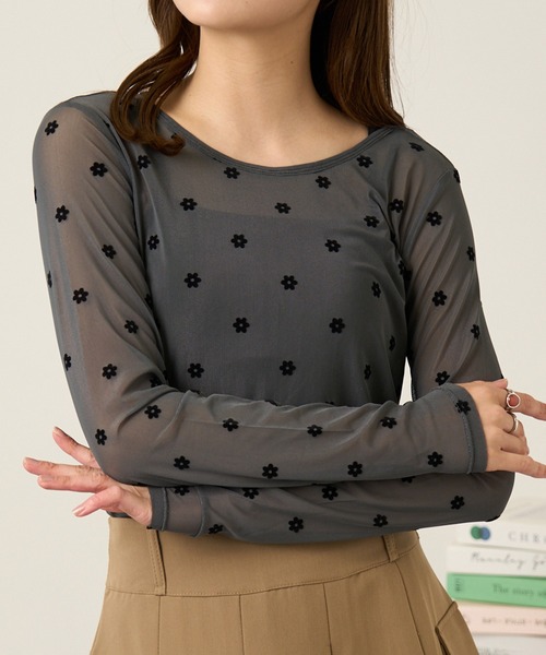 MAGASIN DE MODE Chou Chou（マガジンデモードシュシュ）の「【MAGASIN DE MODE Chou Chou】シアーフラワーフロッキープルオーバー インナー DTK※（Tシャツ/カットソー・レディース・グレー/アイボリー/ブラック・FREE）」の2枚目の写真