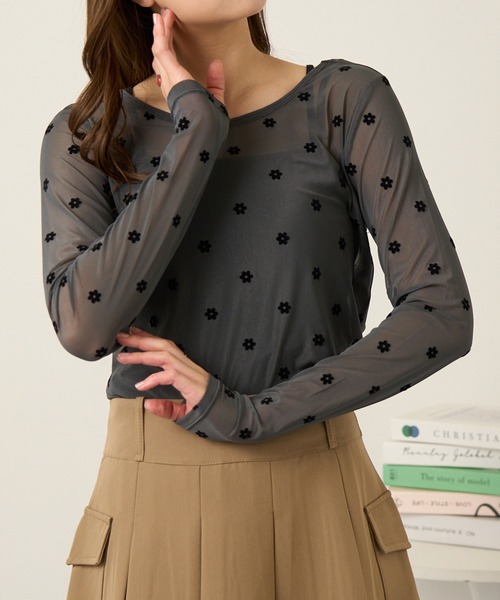 MAGASIN DE MODE Chou Chou（マガジンデモードシュシュ）の「【MAGASIN DE MODE Chou Chou】シアーフラワーフロッキープルオーバー インナー DTK※（Tシャツ/カットソー・レディース・グレー/アイボリー/ブラック・FREE）」の10枚目の写真