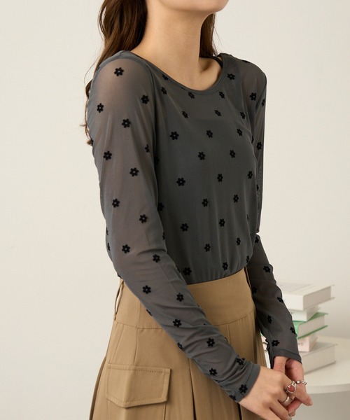MAGASIN DE MODE Chou Chou（マガジンデモードシュシュ）の「【MAGASIN DE MODE Chou Chou】シアーフラワーフロッキープルオーバー インナー DTK※（Tシャツ/カットソー・レディース・グレー/アイボリー/ブラック・FREE）」の11枚目の写真