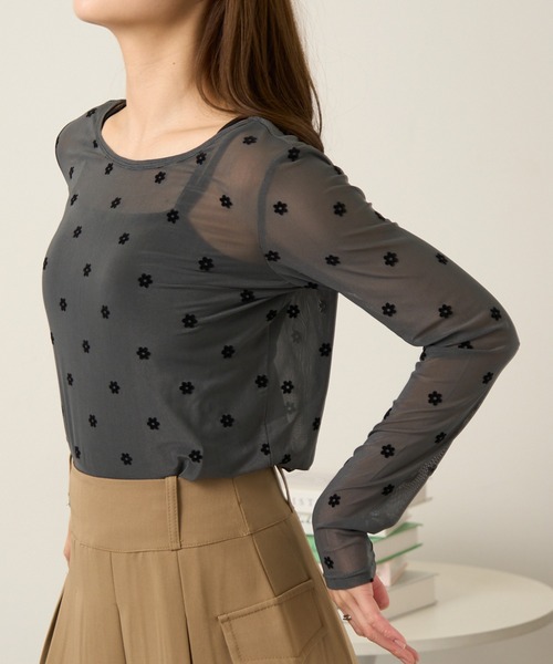 MAGASIN DE MODE Chou Chou（マガジンデモードシュシュ）の「【MAGASIN DE MODE Chou Chou】シアーフラワーフロッキープルオーバー インナー DTK※（Tシャツ/カットソー・レディース・グレー/アイボリー/ブラック・FREE）」の12枚目の写真
